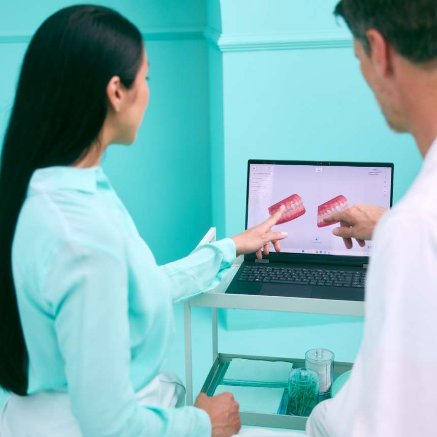 [CRO] HERO - 3D Scan - Dentists - Woman - Man - Blue - White - Medical - Background - Desktop